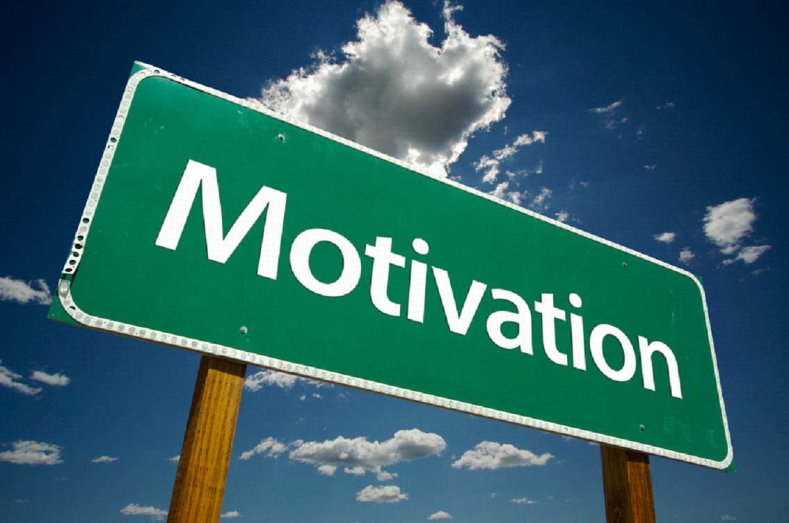 Motivation Ein grünes Straßenschild mit dem weißen Wort Motivation von untern fotogrfiert mit blauem HImmel und Wolken im Hinter grund.