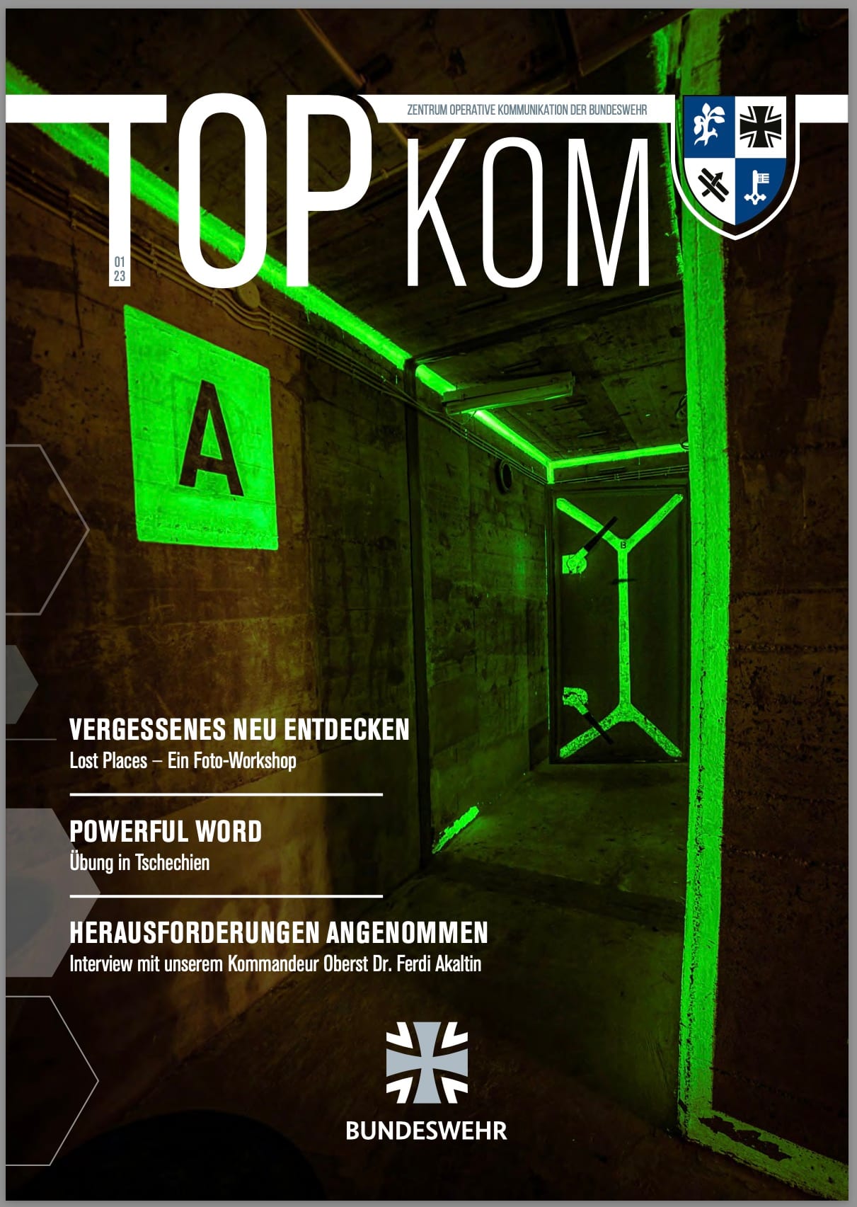 Cover TopKom Cover der Zeitschrift "TOP KOM", Ausgabe 01/23
Das Titelbild der Zeitschrift TOP KOM vom Zentrum Operative Kommunikation der Bundeswehr zeigt einen verlassenen, bunkerähnlichen Raum mit Betonwänden und neon-grünen Lichteffekten, die Ecken und Linien des Raums markieren. Auf dem Cover sind folgende Artikelüberschriften aufgeführt:
Vergessenes neu entdecken: Lost Places – Ein Foto-Workshop
Powerful Word: Übung in Tschechien
Herausforderungen angenommen: Interview mit unserem Kommandeur Oberst Dr. Ferdi Akaltin
Unten rechts befindet sich das Logo der Bundeswehr.