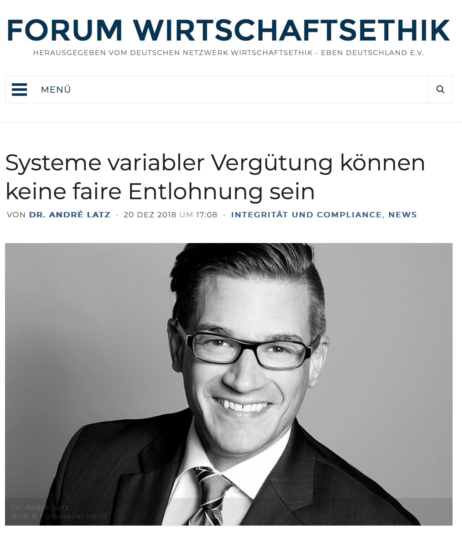 Titelbild des Artikels „Systeme variabler Vergütung können keine faire Entlohnung sein“ im Forum Wirtschaftsethik
Die Seite stammt vom Deutschen Netzwerk Wirtschaftsethik – Eben Deutschland e.V. und zeigt einen Artikel von Dr. André Latz, veröffentlicht am 20. Dezember 2018. Der Artikel behandelt die Themen Integrität und Compliance im Kontext variabler Vergütungssysteme. Unter dem Titel ist ein professionelles Schwarz-Weiß-Porträt von Dr. André Latz abgebildet, der lächelnd in die Kamera blickt und eine Brille sowie Anzug und Krawatte trägt.