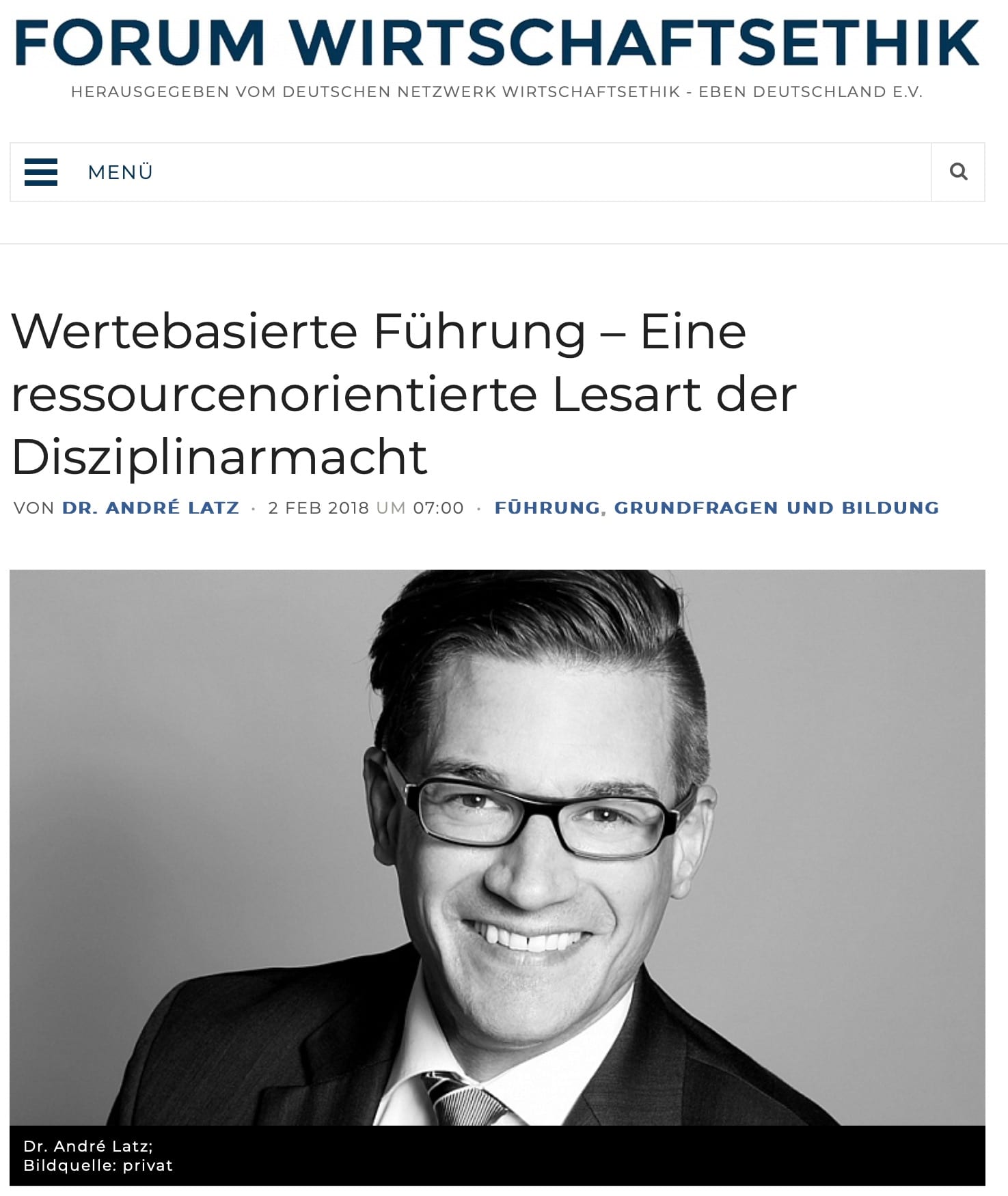 Wertebasierte Führung DNWE Titelbild des Artikels „Wertebasierte Führung – Eine ressourcenorientierte Lesart der Disziplinarmacht“ im Forum Wirtschaftsethik
Der Artikel, veröffentlicht von Dr. André Latz am 2. Februar 2018 im Forum Wirtschaftsethik, befasst sich mit den Themen Führung, Grundfragen und Bildung aus einer ethischen Perspektive. Unter dem Titel ist ein Schwarz-Weiß-Porträt von Dr. André Latz abgebildet, der freundlich lächelnd in die Kamera schaut und eine Brille sowie einen Anzug und eine Krawatte trägt. Die Bildquelle ist privat.