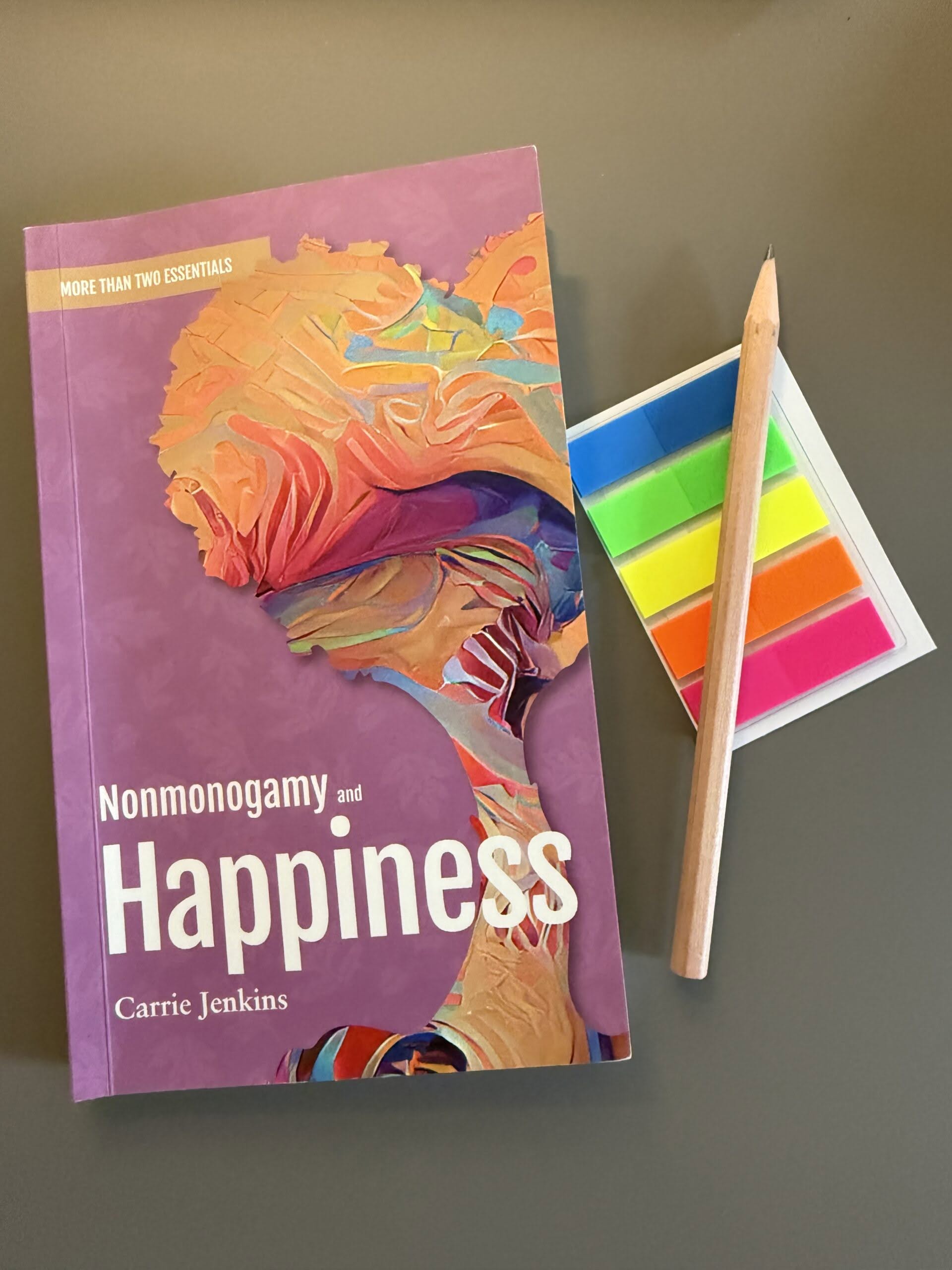 Das Buch "Jenkins, Carrie (2023): Nonmonogamy and Happiness." auf grauem Untergrund. Rechts neben dem Buch liegen ein Bleistift und ein Briefchen bunter Markierungsklebestreifen.