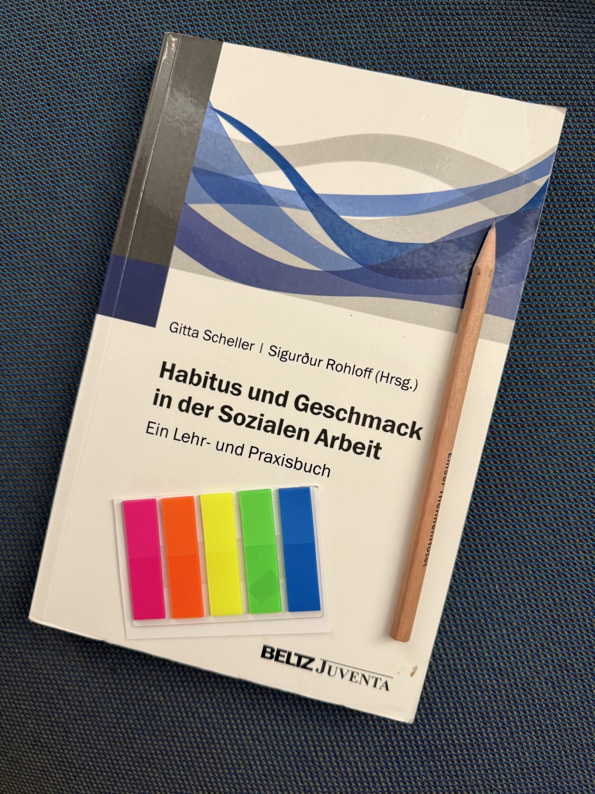 Das Buch "Gitta Scheller / Sigurður Rohloff (Hrsg.): Habitus und Geschmack in der Sozialen Arbeit" auf blauem Untergrund. Auf dem Buch liegen ein Bleistift und ein Briefchen bunter Markierungsklebestreifen.