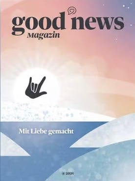 GNM Liebe Cover des Good News Magazin: Pastellfarbener Himmel in Rosa- und Blautönen, stilisierte Landschaft mit Hügeln und einer schwarzen Hand-Silhouette im Vordergrund, oben der Schriftzug „good news magazin“, unten „Mit Liebe gemacht“ und die Ausgabe 4/2025.