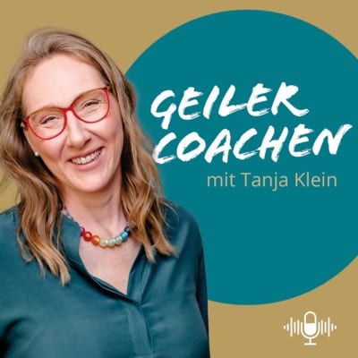 Geiler Coachen Podcast-Cover „Geiler Coachen mit Tanja Klein“: Porträt einer lächelnden Person mit roter Brille vor grafischem Hintergrund in Türkis und Beige, mit Schriftzug „Geiler Coachen“ und Podcast-Symbol.