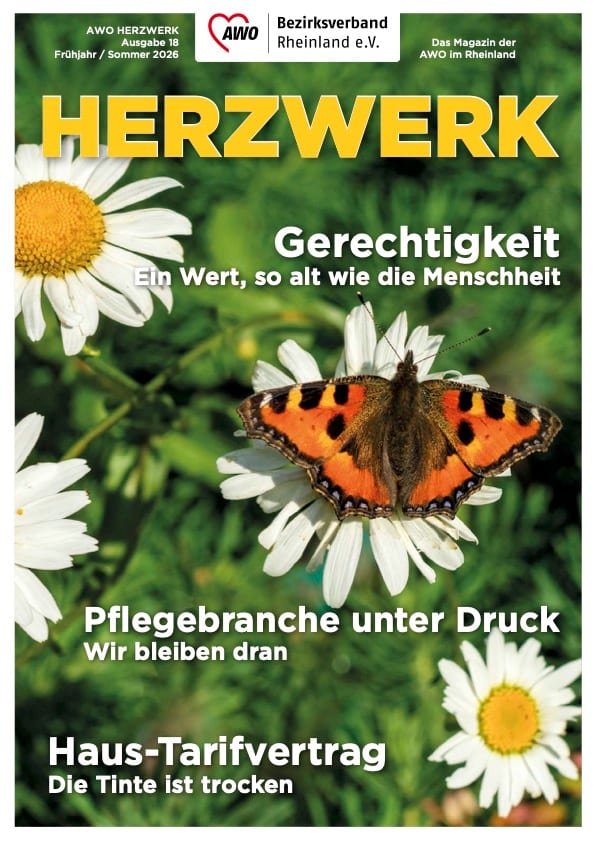 Cover AWO_Herzwerk_01_2026 Magazincover „HERZWERK“ mit Schmetterling auf weißen Blumen und Schlagzeilen zu Gerechtigkeit, Pflegebranche und Tarifvertrag